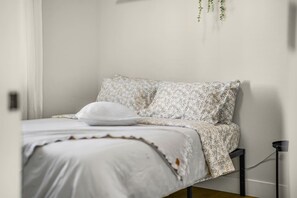 2 chambres, bureau, fer et planche à repasser, lit parapluie