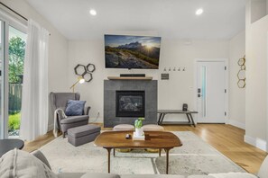 Smart-TV, Kamin, Bücher, Stereoanlage