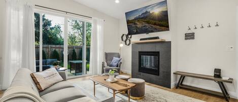Smart TV, chimenea, libros y estéreo