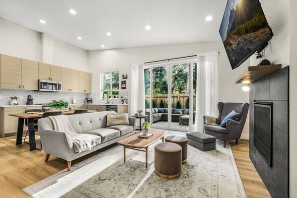 Smart TV, fireplace, books, stereo - Amazing & Cozy House - W/ Fire Place and Backyard (Vancouver)