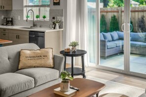 Una Smart TV, una chimenea, libros, un reproductor estéreo