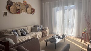 A living room with a sofa, armchairs, a coffee table, and a wall decorated with woven baskets. - Beachfront house with spa! Fire pit / Spa / Hammocks / Gardens / Parking (Morro das Pedras Florianópolis)