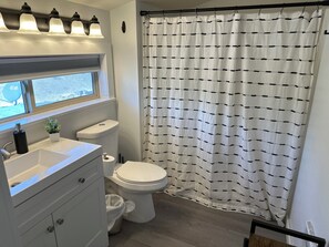 Dusche, Haartrockner, Handtücher, Toilettenpapier