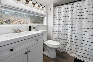 Dusche, Haartrockner, Handtücher, Toilettenpapier