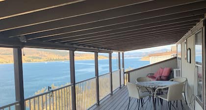 Lake Front with boat parking and easy access to the beach and marina