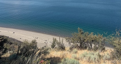 Lake Front with boat parking and easy access to the beach and marina