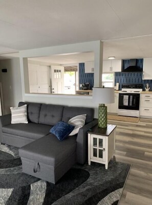 Smart TV - Lake Front with boat parking and easy access to the beach and marina  (Seven Bays)