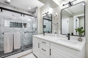 Dusche, Haartrockner, Handtücher, Seife