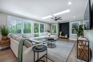 Een smart-tv en een computerscherm