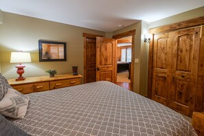 2 bedrooms, travel cot, WiFi, bed sheets