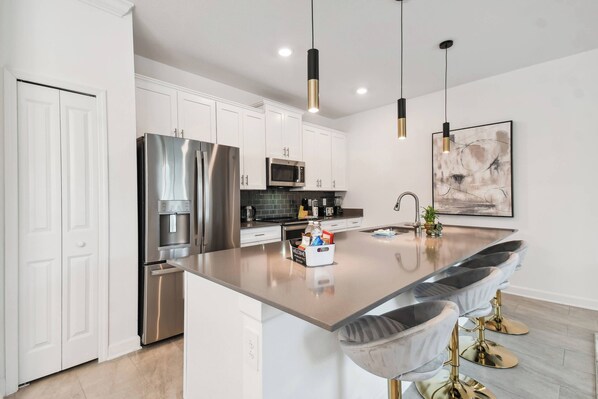 Réfrigérateur, four à micro-ondes, surface de cuisson, lave-vaisselle