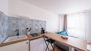 Geladeira, micro-ondas, cooktop, cafeteira/chaleira