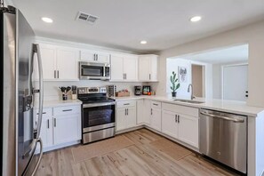 Fridge, microwave, oven, stovetop - Mission Masia Near Stadium 4bd pool, bbq & games (Glendale)