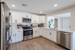 Jääkaappi, mikroaaltouuni, uuni, liesi