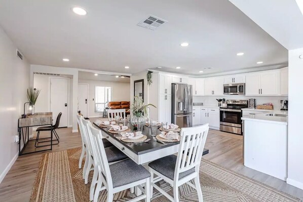 Dining - Mission Masia Near Stadium 4bd pool, bbq & games (Glendale)