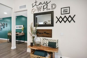 Interior - Mission Masia Near Stadium 4bd pool, bbq & games (Glendale)