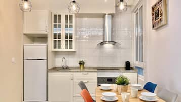 Refrigerador, microondas, horno y cafetera y tetera