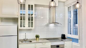 Een koelkast, een microgolfoven, een oven