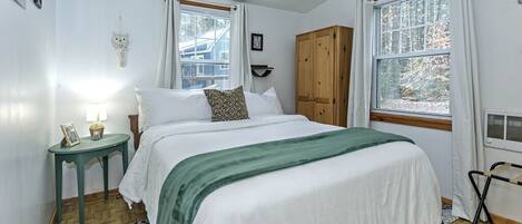 4 bedrooms, desk, free WiFi, bed sheets