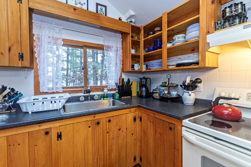 Cozy quintessential Maine cabin on Bonny Eagle Pond, conveniently located