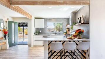 Kylskåp, mikrovågsugn, ugn och spishäll