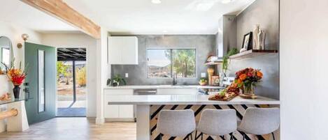 冷蔵庫、電子レンジ、オーブン、コンロ