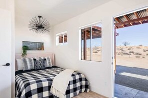 2 sovrum, skrivbord, resesäng och gratis wi-fi