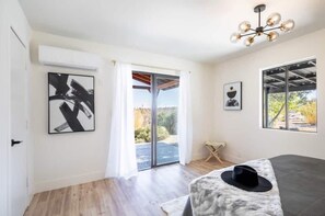 2 bedrooms, desk, travel cot, free WiFi - Black Moon Ranch: Family & Pet-Friendly Joshua Tree Area Stargazing Retreat (Yucca Valley)