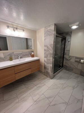 SĂšche-cheveux, serviettes fournies, savon, papier toilette