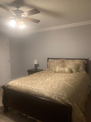 3 habitaciones, tabla de planchar con plancha, wifi y ropa de cama 
