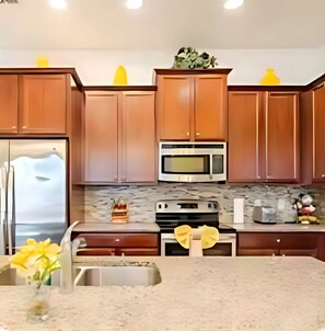 Fridge, microwave, oven, stovetop - Universal Studios.Townhome.3BR.Private Pool! (Davenport)