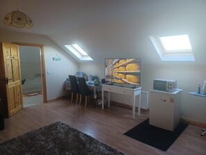 Interior - Deluxe double bedroom in a picturesque location just 25 minutes from Galway City (Tuam)