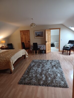 1 bedroom, desk, iron/ironing board, free WiFi - Deluxe double bedroom in a picturesque location just 25 minutes from Galway City (Tuam)