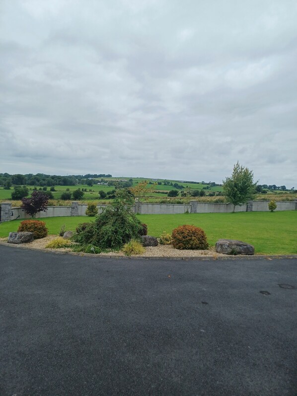 Property grounds - Deluxe double bedroom in a picturesque location just 25 minutes from Galway City (Tuam)