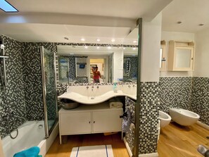 Shower, hair dryer, bidet, towels - Luxury sweet in the center of Capri (Capri)