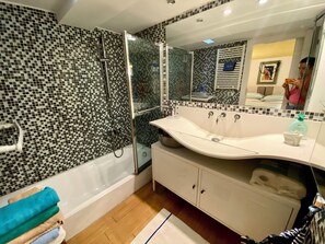 Shower, hair dryer, bidet, towels - Luxury sweet in the center of Capri (Capri)