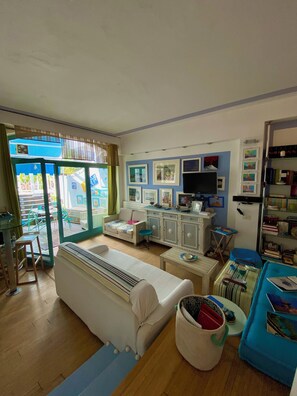 Smart TV, libri, impianto stereo