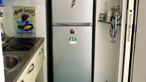 A compact kitchen with a microwave, refrigerator, and a small sink. - Luxury sweet in the center of Capri (Capri)