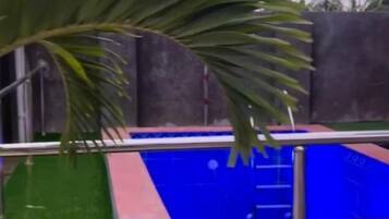 4 kolam renang outdoor