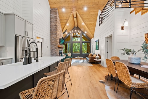 Modern Cabin Retreat w/Fire Pit, Slide & Hot Tub