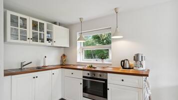 Kühlschrank, Ofen, Herdplatte, Wasserkocher mit Kaffee-/Teezubehör