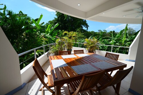 CASA EL BARCO JACO TROPICAL PARADISE
STUNNING 12 PEOPLE HOME WALKABLE DOWNTOWN