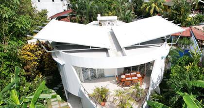 CASA EL BARCO JACO TROPICAL PARADISE
STUNNING 12 PEOPLE HOME WALKABLE DOWNTOWN