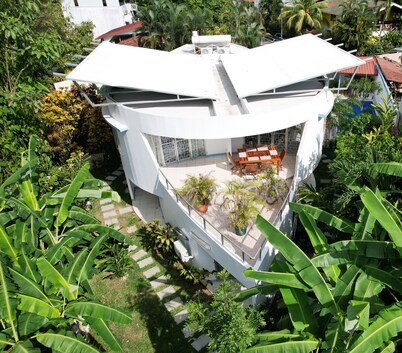 CASA EL BARCO JACO TROPICAL PARADISE
STUNNING 12 PEOPLE HOME WALKABLE DOWNTOWN