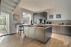 Køleskab, mikrobølgeovn, ovn, kogeplade