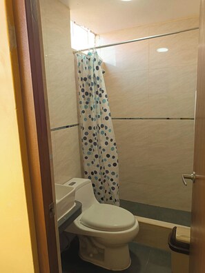 Hair dryer, towels, soap, toilet paper - Pretty Room a few Steps From Lima Airport (Callao)