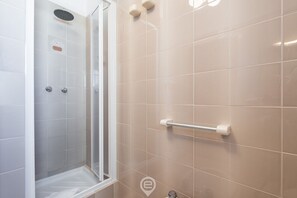 Duschwanne, Haartrockner, Bidet, Handtücher