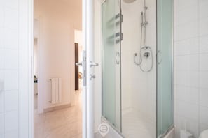 Dusche, Haartrockner, Bidet, Handtücher