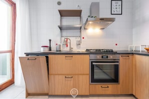 Réfrigérateur, four à micro-ondes, un four, surface de cuisson