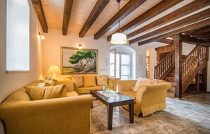 TV, peis, DVD-spiller og stereoanlegg